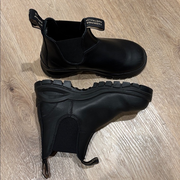 Blundstone Women’s Lug #2240 Black Leather Chelsea Boots - Picture 2 of 9